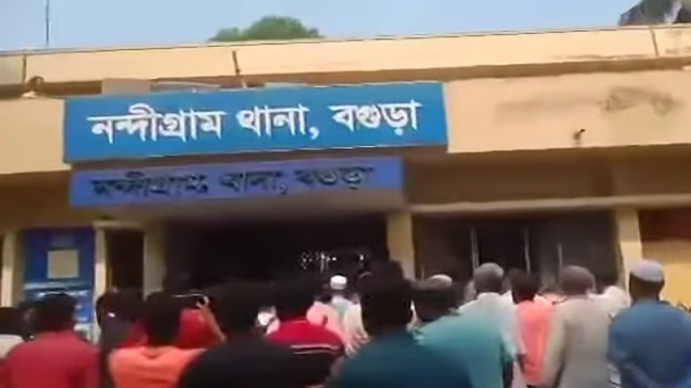 বগুড়ায় আসামি ছাড়িয়ে নিতে জামায়াতের নেতা–কর্মীদের থানা ঘেরাও করে বিক্ষোভ