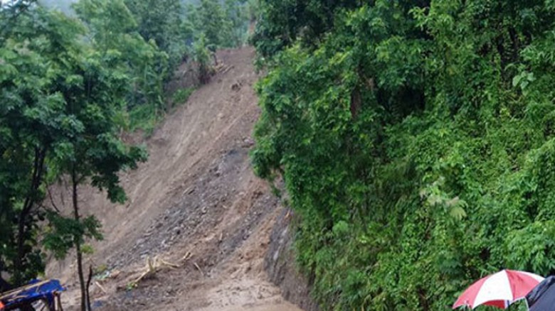 অতিভারী বৃষ্টিতে পাহাড় ধসের শঙ্কা